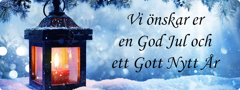 Jullykta med tänt ljus i snön och texthälsning: Vi önskar er en God Jul och ett Gott Nytt År.